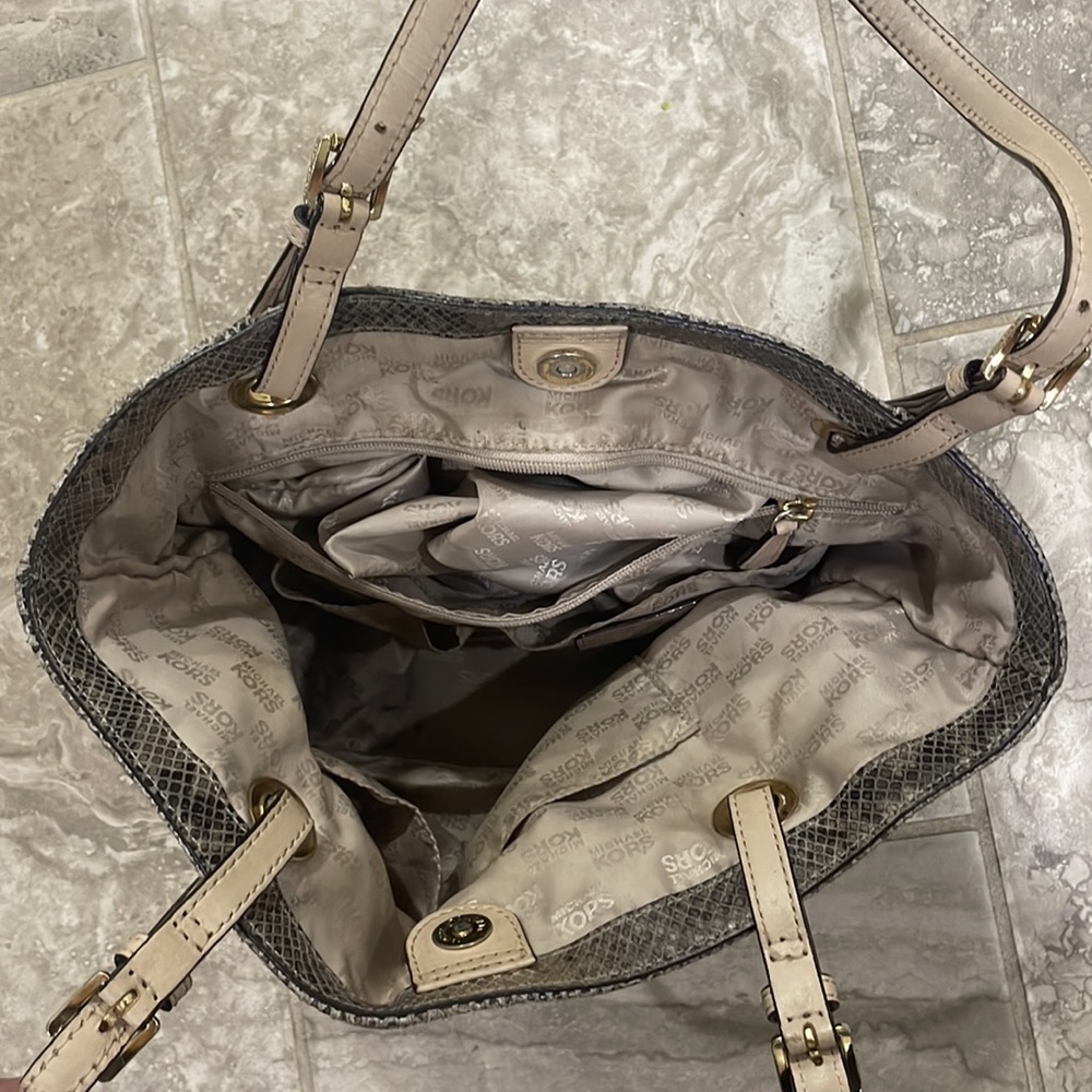 Michael Kors Jet Set Taupe Embossed Leather Shoulder Pocket Tote Bag‎ - Picture 5 of 14